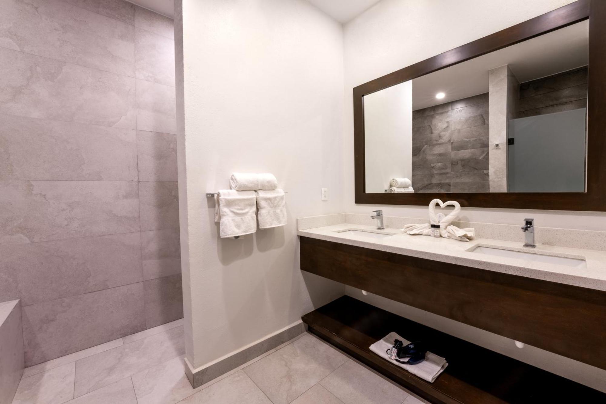 Resort Laguna Shores 3*